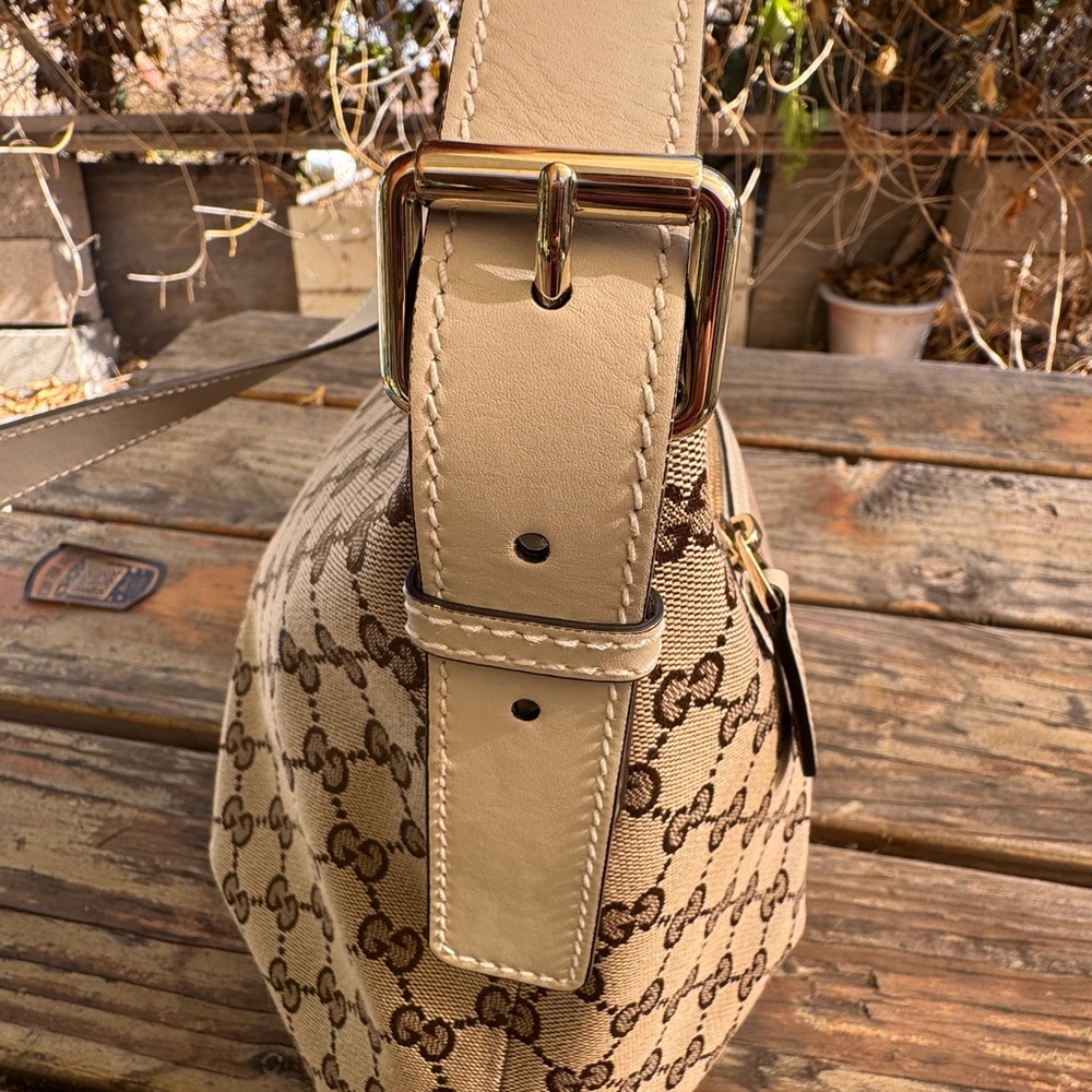 Gucci Beige Monogram Shoulder Bag - Picture 10 of 16
